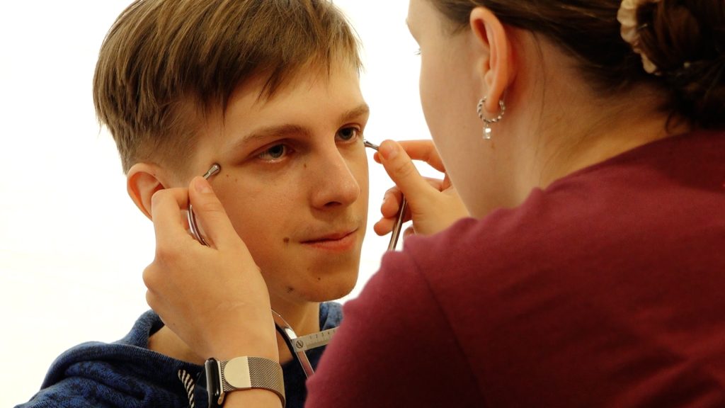 RSU studente veic jaunieša sejas antropometriskos mērījumus.