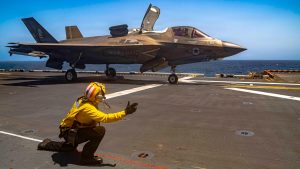 ASV Jūras kājnieku F-35B Lightning II iznīcinātājs uz karakuģa klāja Arābijas jūrā.