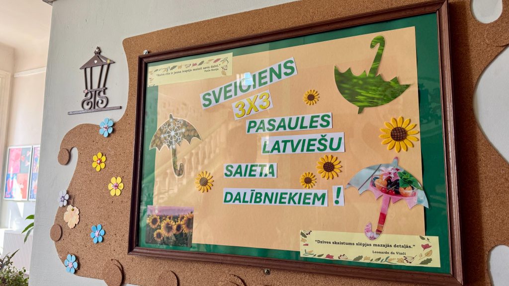 Informatīvs plakāts sveicienam pasaules latviešu ģimeņu saieta “3x3” dalībniekiem.