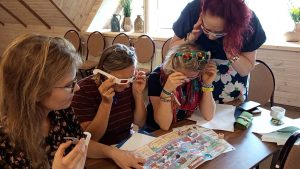 Skolotāji praktiskā nodarbībā izmanto 3D brilles izglītojoša uzdevuma veikšanai.