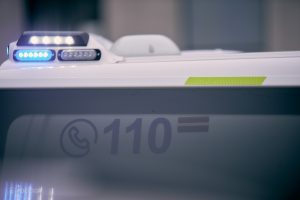 Policijas automašīnas jumts ar ieslēgtām zilajām bākugunīm un numuru 110.