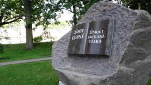 Jānim Lejiņam veltītais Spēkakmens Trikātā ar akmenī veidotu grāmatu “Zīmogs sarkanā vaskā”.