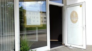 Valmieras novada Dzimtsarakstu nodaļas ieeja Cēsu ielā 2.