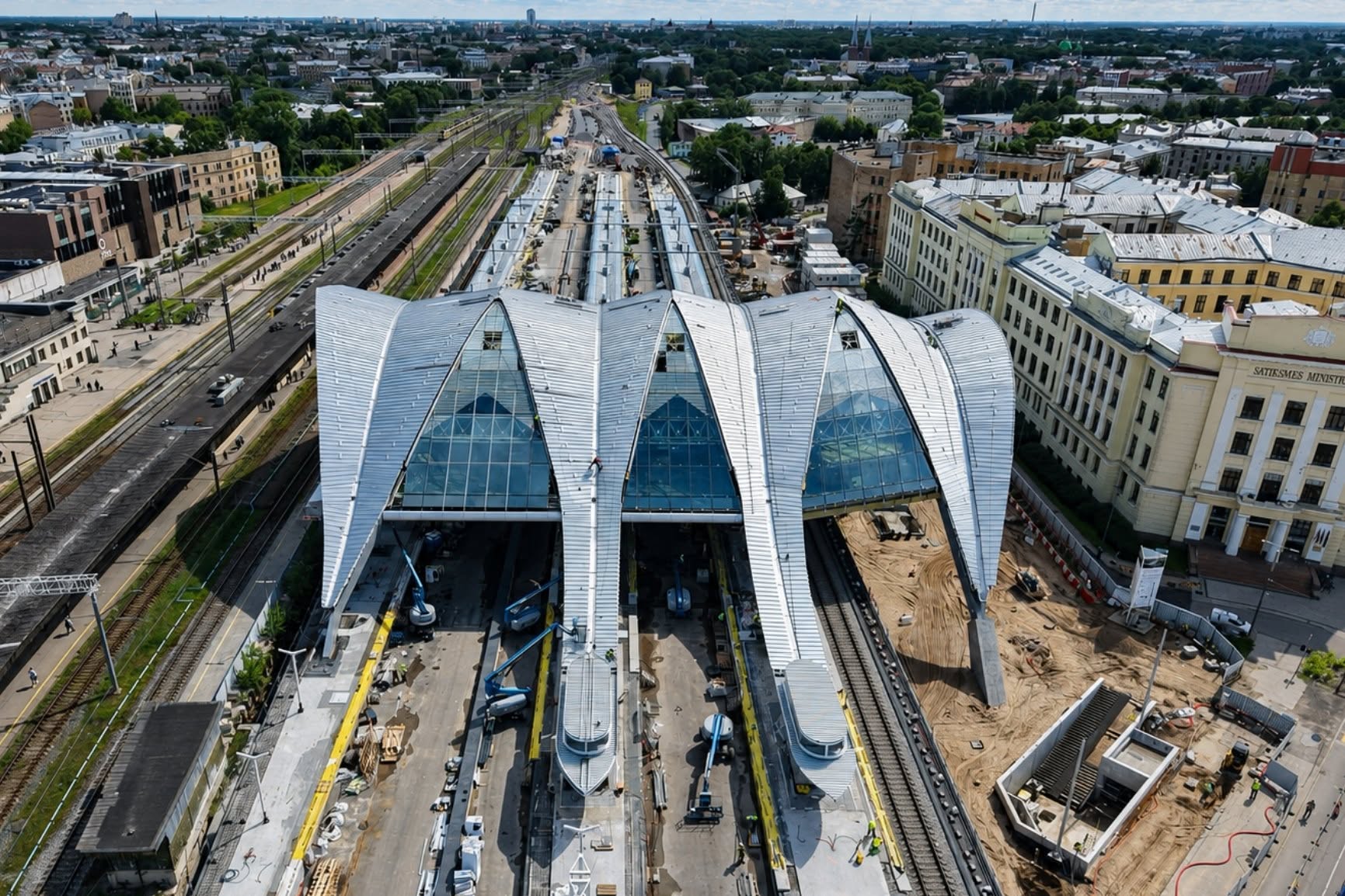 Jaunā Rail Baltica Rīgas Centrālā stacija no putna lidojuma būvniecības noslēguma posmā.