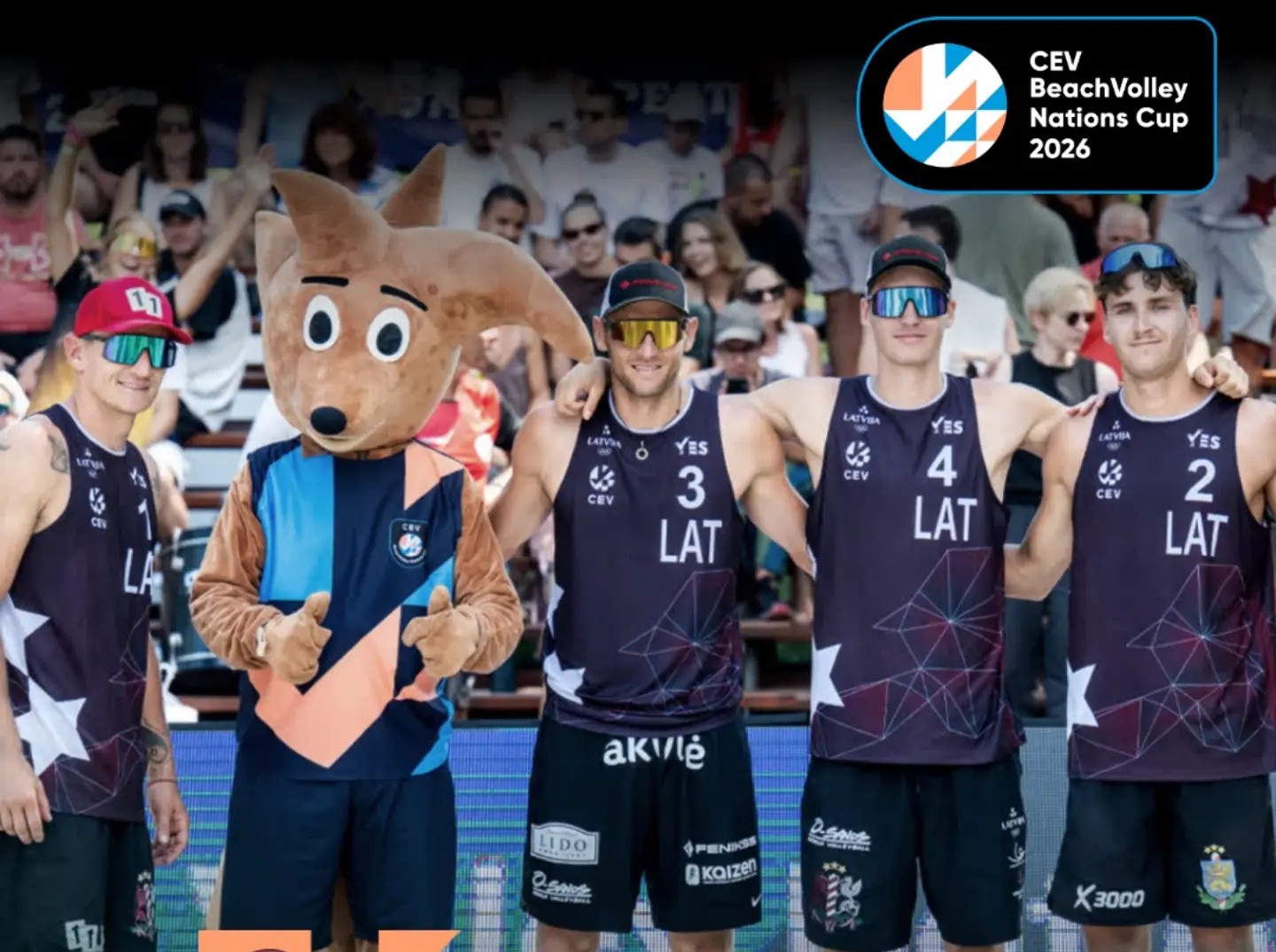 Latvijas vīriešu pludmales volejbola izlases spēlētāji pēc uzvaras CEV Nāciju kausā pozē kopīgā foto kopā ar turnīra talismanu.