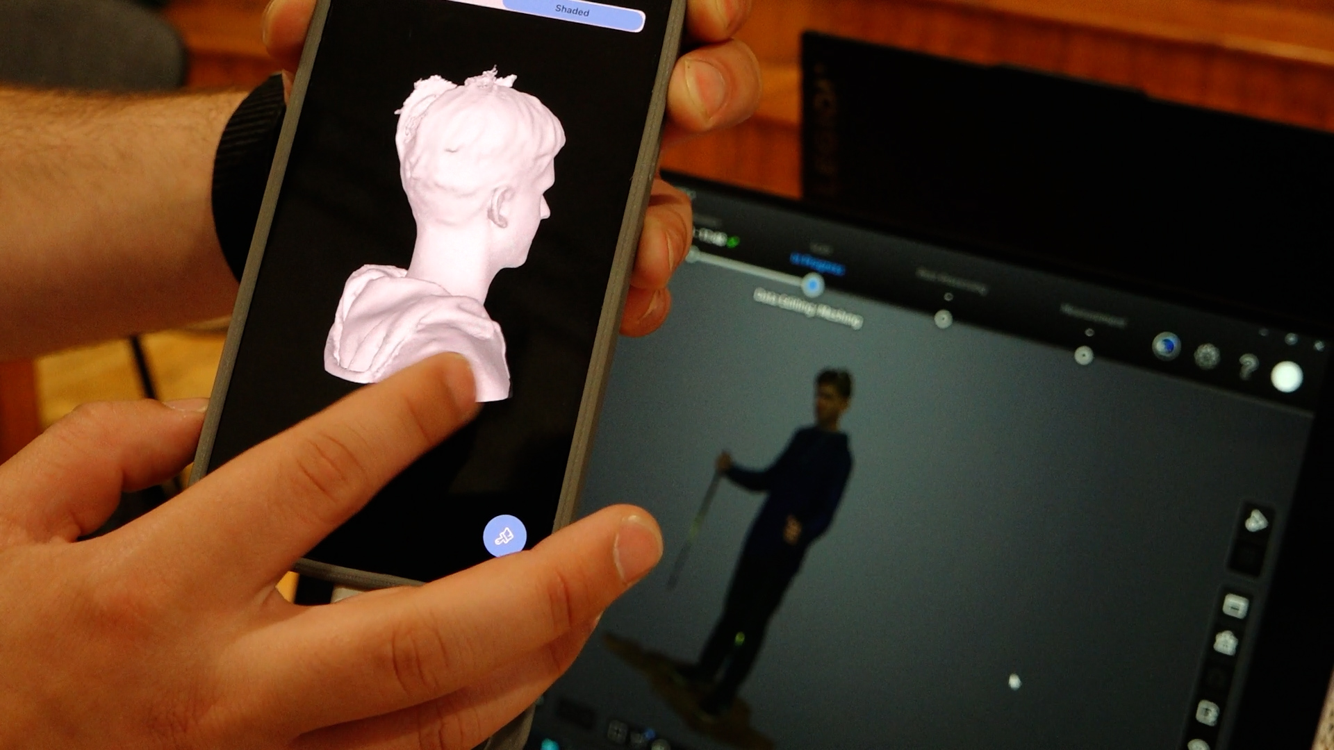 Mobilajā telefonā redzams pētījuma dalībnieka 3D ķermeņa modelis.