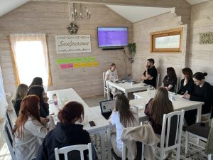Jaunietes apgūst kino veidošanas prasmes meistarklasē LEADER projekta laikā.