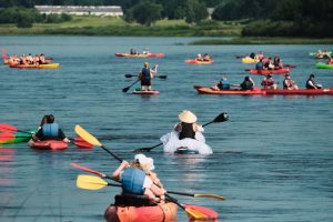 Daugavā pasākumā "Daugavas krāces" vienlaikus laivo desmitiem dalībnieku ar kajakiem, kanoe un SUP dēļiem.