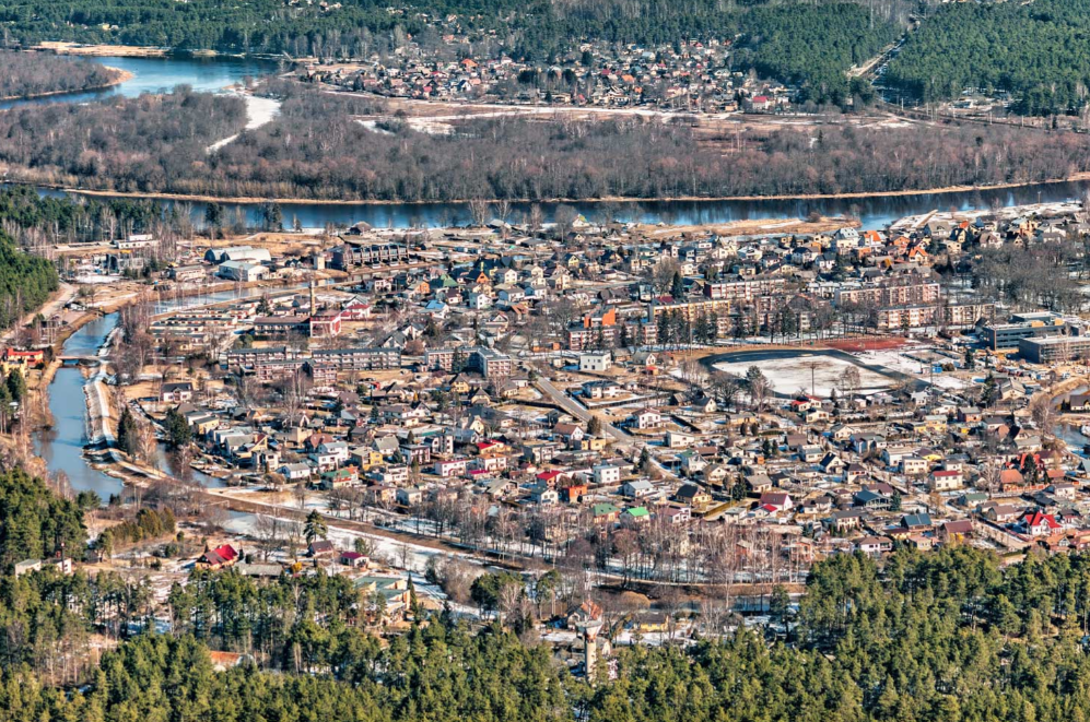 Carnikavas panorāma no putna lidojuma ar pilsētas apbūvi un Gauju.