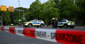 Policijas automašīnas un norobežota notikuma vieta Berlīnes centrā pēc auto ietriekšanās pūlī praida laikā.