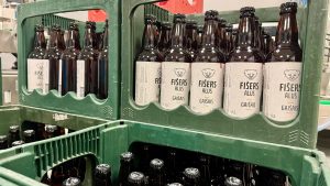 Pudelēs pildīts "Fišera alus" sagatavots realizācijai Viesītes alus darītavā.