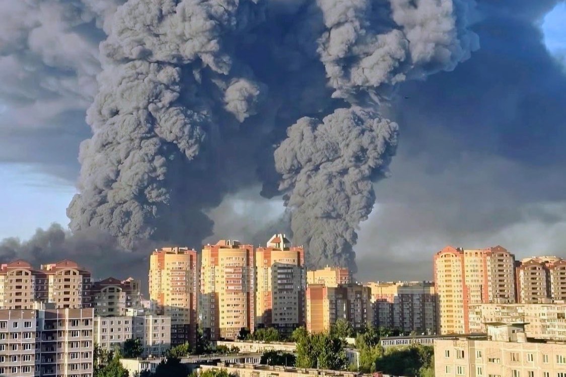 Virs daudzstāvu dzīvojamajām ēkām Kotovskā Tambovas apgabalā Krievijā paceļas milzīgs tumšu dūmu mākonis pēc sprādziena vai ugunsgrēka.