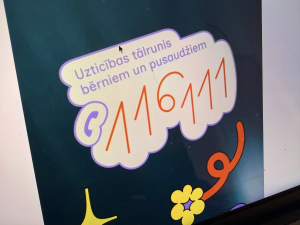 Bērnu un pusaudžu uzticības tālruņa 116111 numurs attēlots informatīvā plakātā.