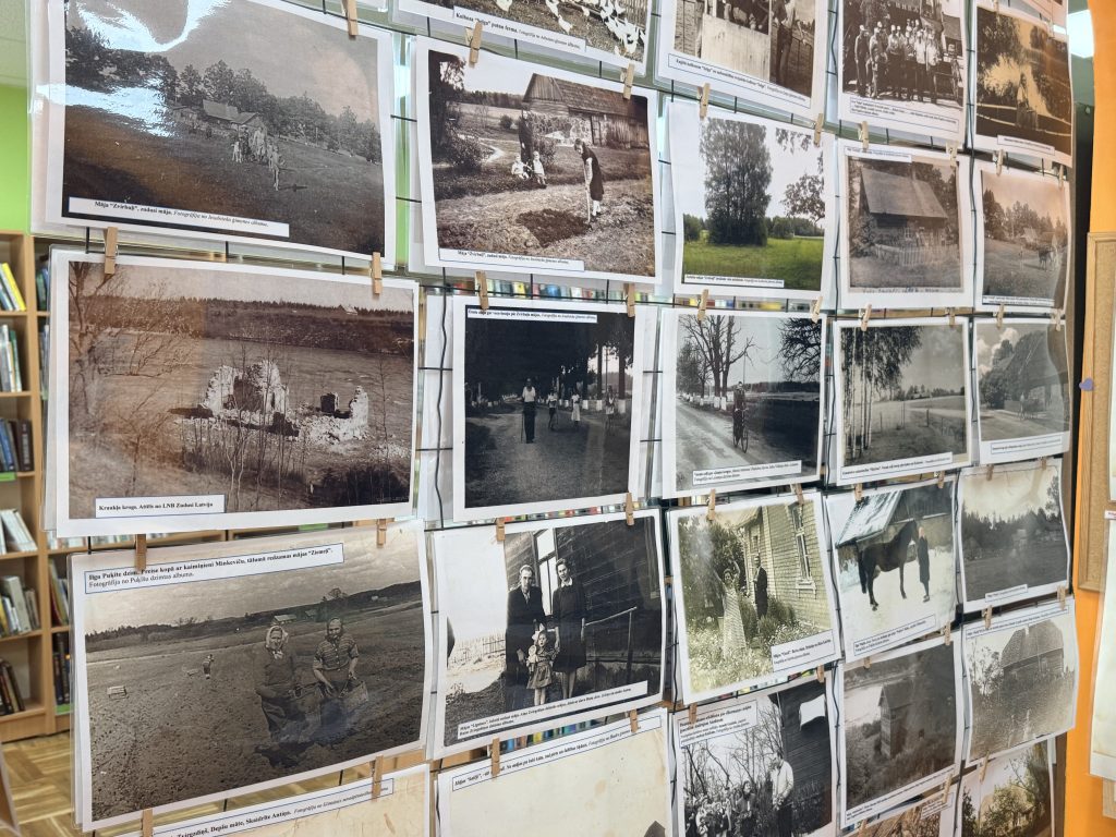 Klintaines bibliotēkā izveidota vēsturisko fotogrāfiju izstāde par Stukmaņu apkārtni.