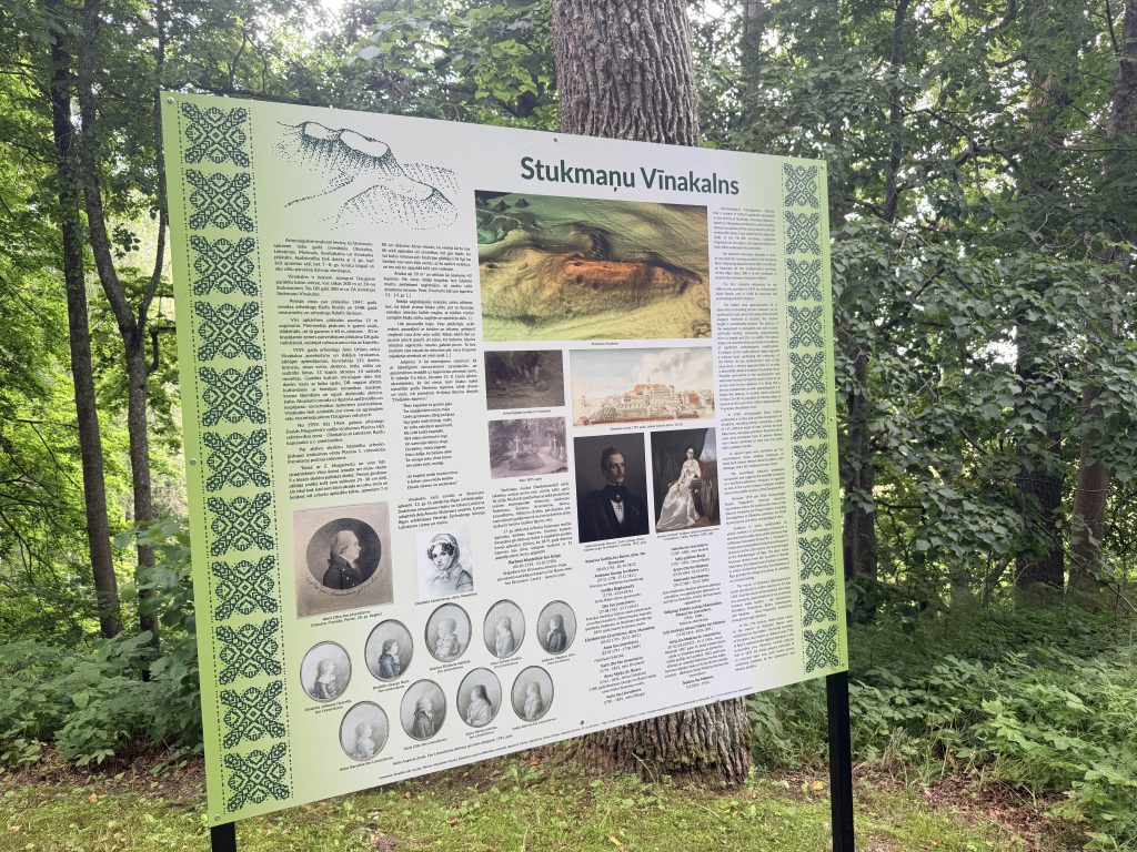 Informatīvais stends par Stukmaņu Vīnakalnu meža ielokā.