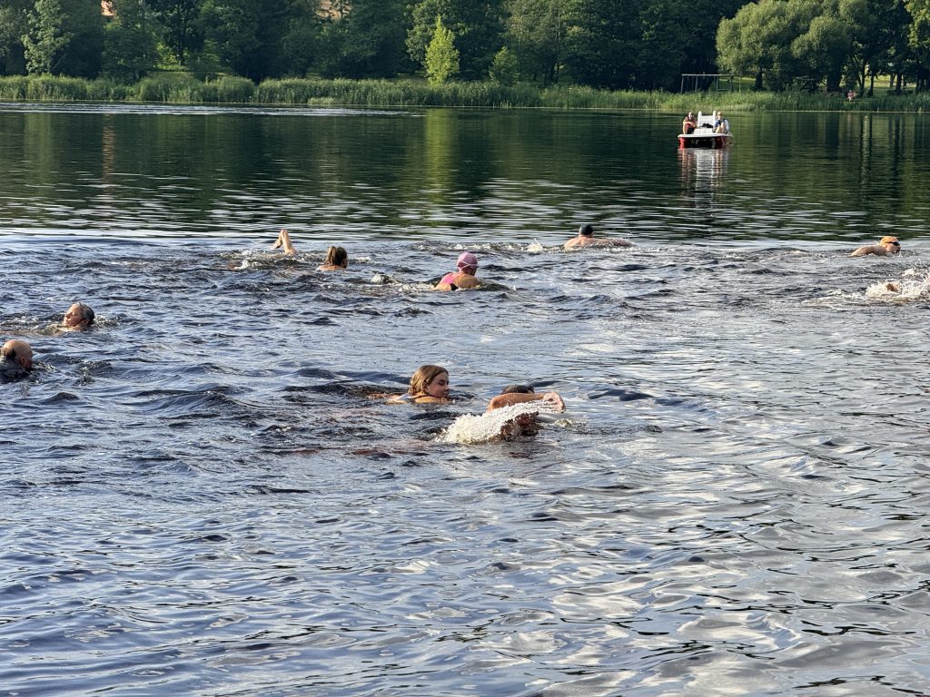 Peldētāji Daugavas pārpeldējuma laikā Jaunjelgavā.