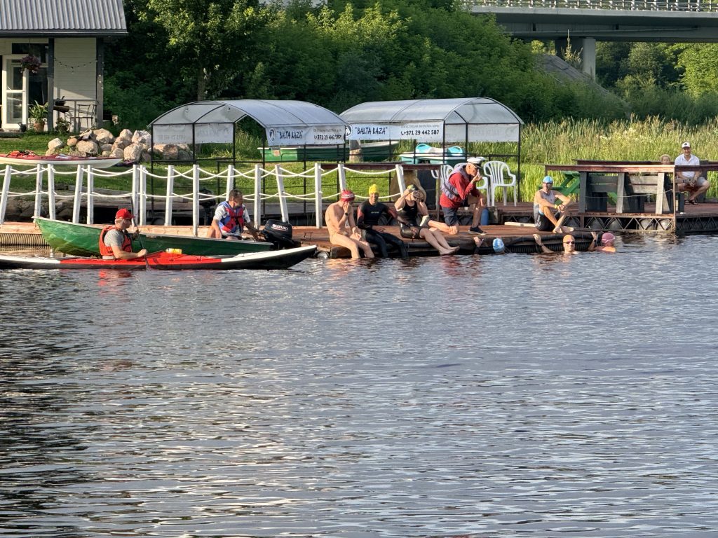 Peldētāji pēc Daugavas pārpeldējuma pulcējas pie piestātnes.