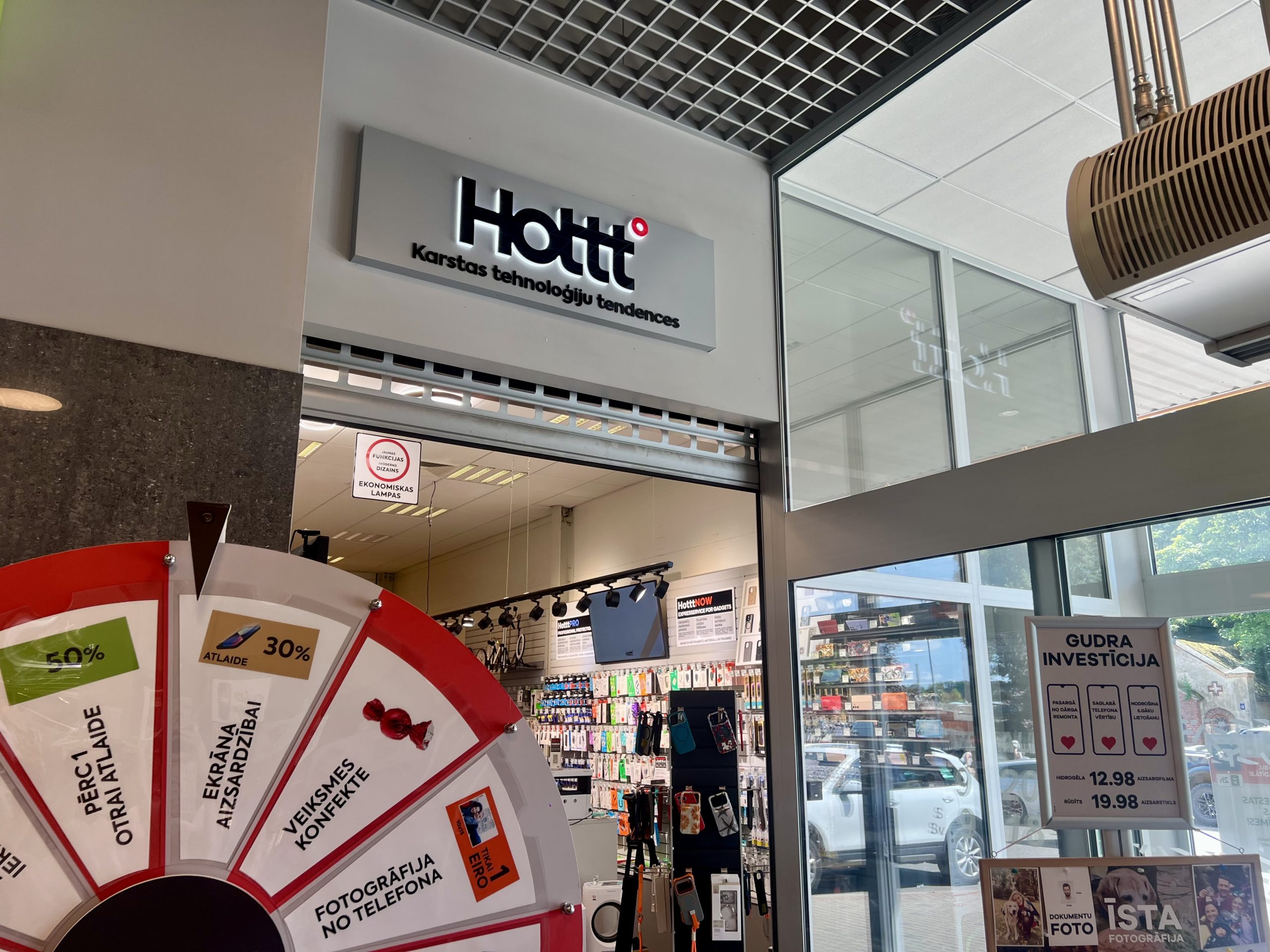 HOTTT veikala ieeja tirdzniecības centrā Solo Cēsīs ar Laimes ratu atklāšanas pasākumā