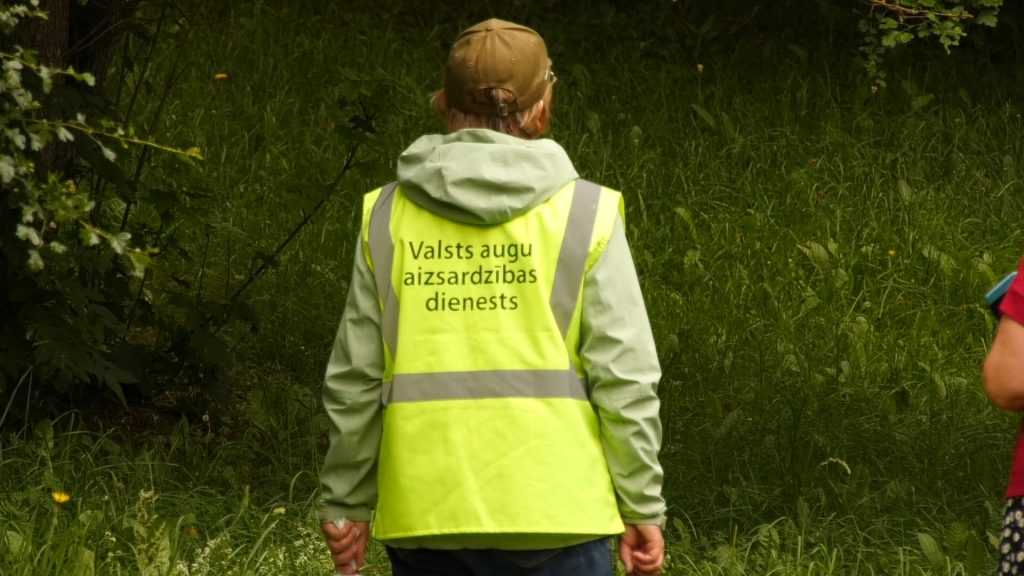Valsts augu aizsardzības dienesta inspektore monitoringa laikā.