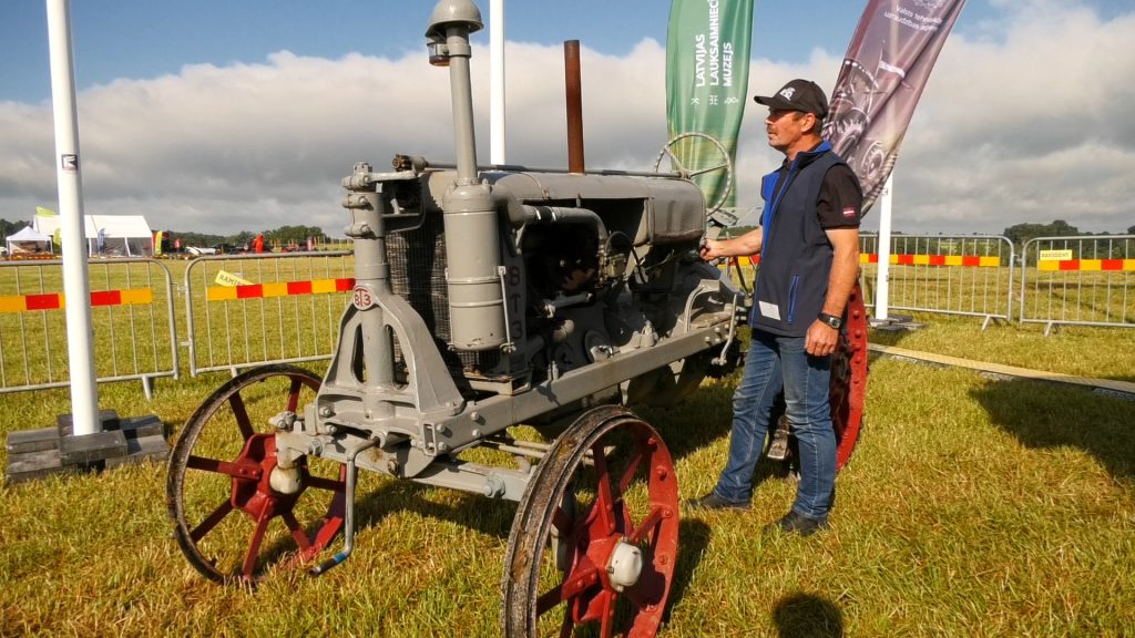 Vēsturiskais traktors apskatāms traktordienas pasākumā Tērvetē.