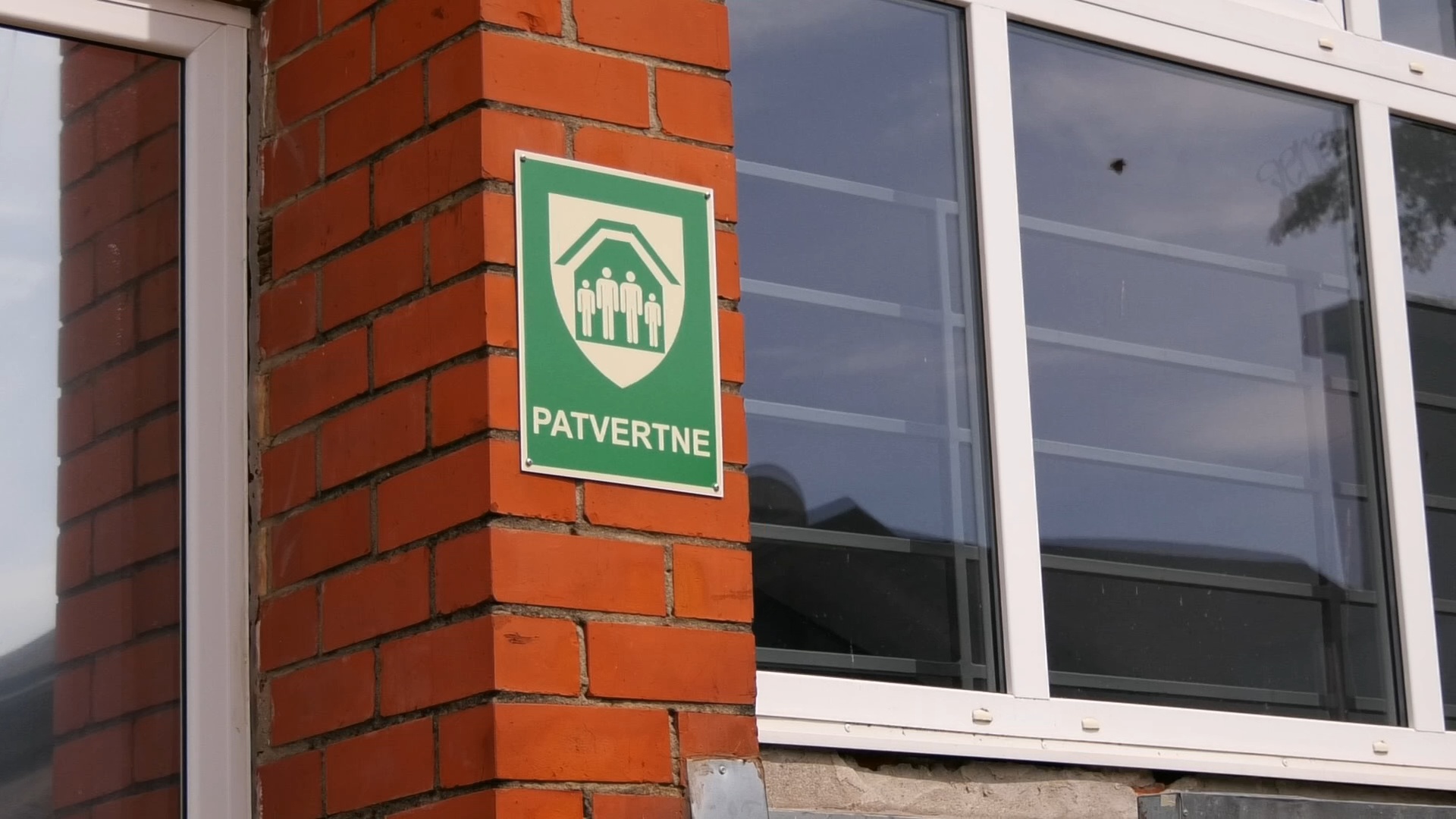 Patvertnes norādes zīme pie ēkas Ķekavas novadā.