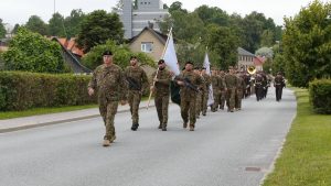 Zemessargi militārajās formās parādes gājienā dodas cauri Kandavai uz Zemessardzes vasaras sporta spēlēm.