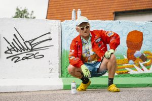 Grafiti mākslinieks Kiwie pie sava paraksta uz murāļa "Pirmais brauciens" Siguldā.