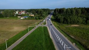 Gaisa skats uz jauno veloceliņu Rīga–Ķekava gar valsts autoceļu.