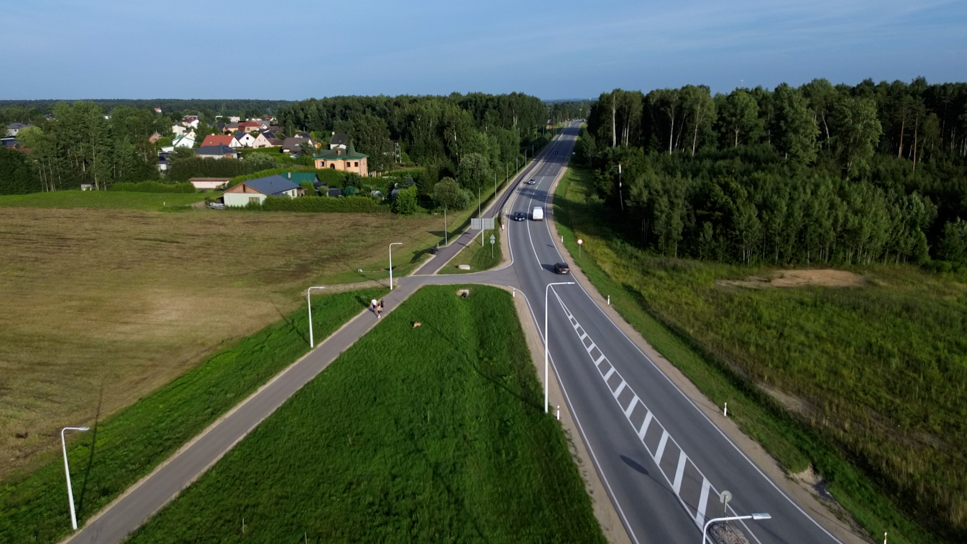 Gaisa skats uz jauno veloceliņu Rīga–Ķekava gar valsts autoceļu.