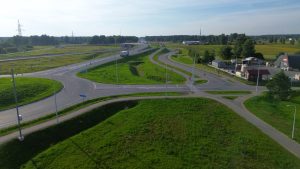 Jaunais veloceliņš Rīga–Ķekava un satiksmes mezgls pie autoceļa no putna lidojuma.