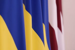 Latvijas un Ukrainas valstu karogi līdzās.