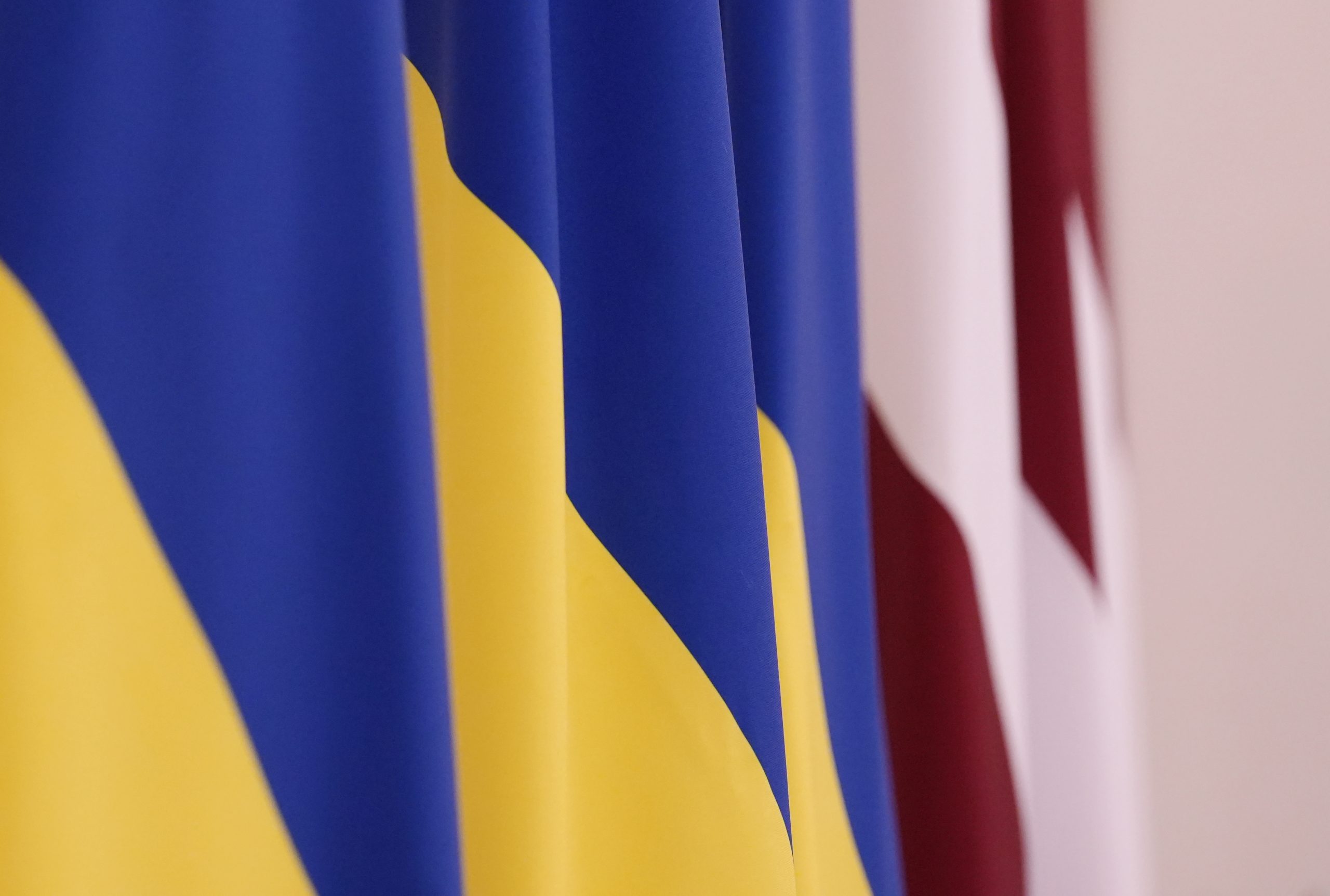 Latvijas un Ukrainas valstu karogi līdzās.
