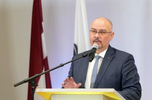 KNAB priekšnieks Jēkabs Straume uzstājas pie tribīnes preses konferencē.