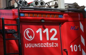 Ugunsdzēsēju automašīnas sānskats ar numuru 112 un glābšanas aprīkojumu.