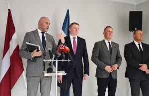 Ministru prezidents Andris Kulbergs (no kreisās), tieslietu ministrs Edvards Smiltēns, viedās administrācijas un reģionālās attīstības ministrs Edgars Tavars un satiksmes ministrs Rihards Kozlovskis piedalās preses konferencē, kurā informē par lēmumiem, kas pieņemti Ministru kabineta ārkārtas izbraukuma sēdē Lūznavā, Latgalē.