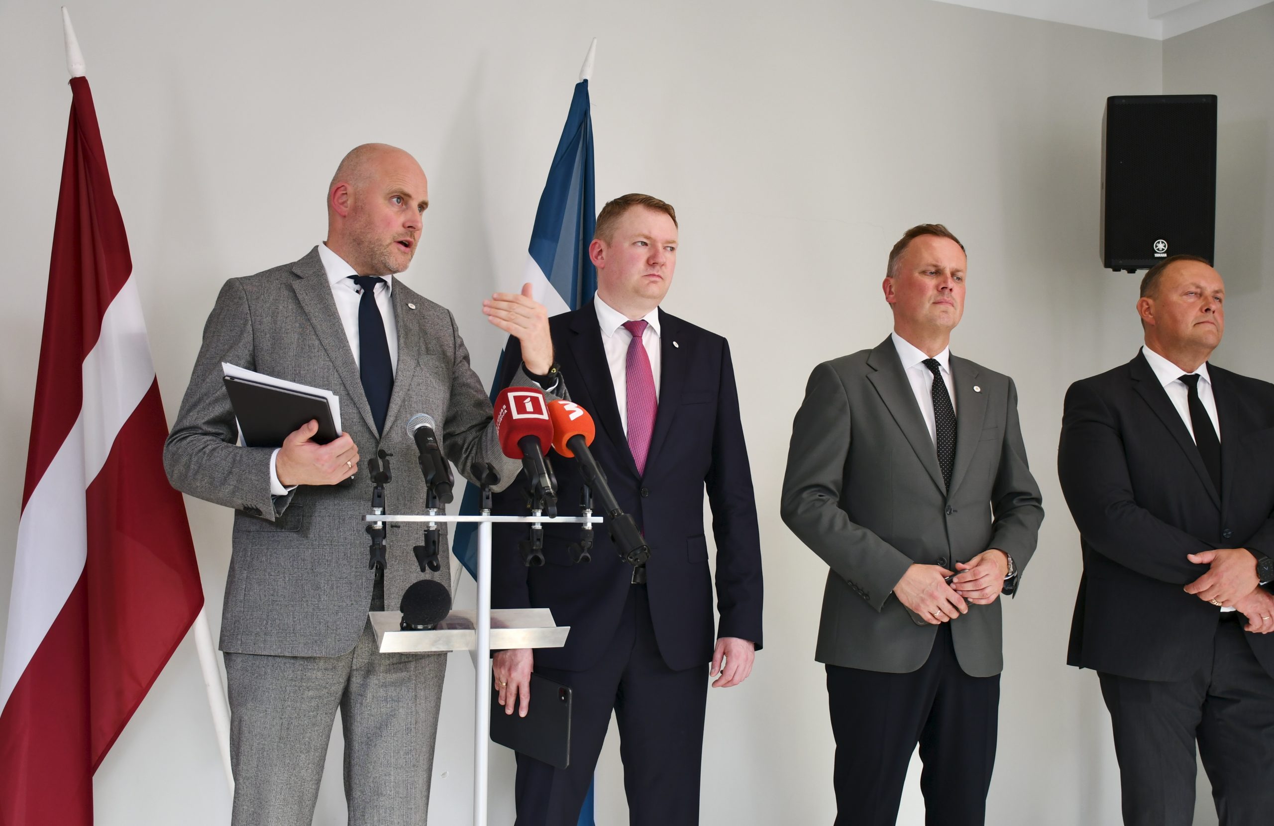 Ministru prezidents Andris Kulbergs (no kreisās), tieslietu ministrs Edvards Smiltēns, viedās administrācijas un reģionālās attīstības ministrs Edgars Tavars un satiksmes ministrs Rihards Kozlovskis piedalās preses konferencē, kurā informē par lēmumiem, kas pieņemti Ministru kabineta ārkārtas izbraukuma sēdē Lūznavā, Latgalē.