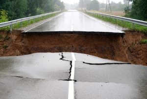 Lietavu izskalotais autoceļa Sloka–Talsi posms starp Dursupi un Laucieni.