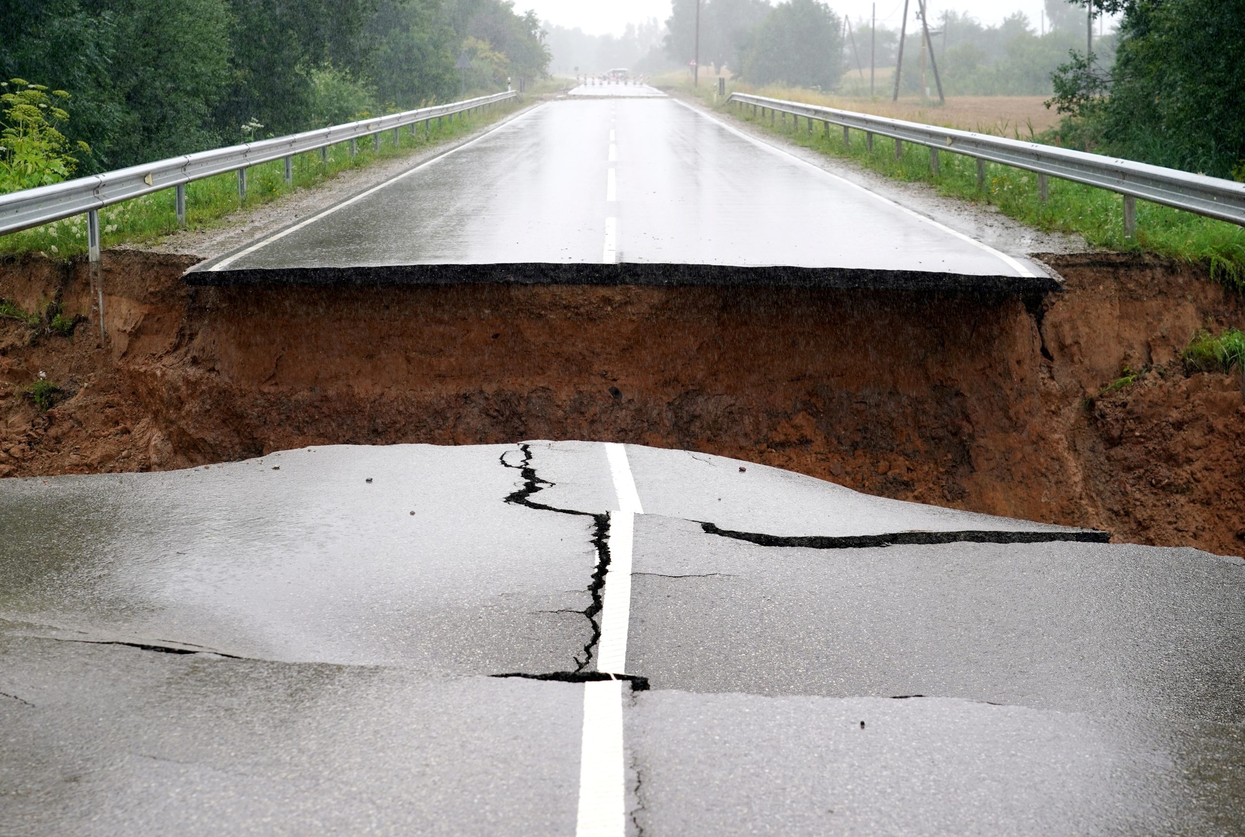 Lietavu izskalotais autoceļa Sloka–Talsi posms starp Dursupi un Laucieni.