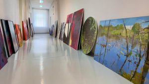 Galerijas "Manss" gaitenī izvietotas lielformāta gleznas, gatavojoties gada lielākajai vasaras izstādei.