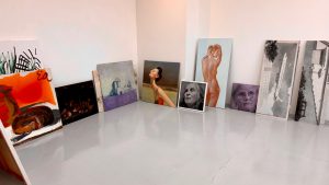 Lielformāta gleznas izvietotas galerijas "Manss" zālē, gatavojoties vasaras izstādes ekspozīcijai.