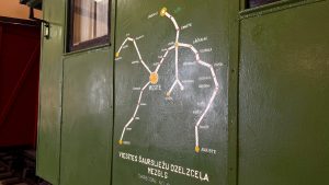 Vēsturiskā Viesītes šaursliežu dzelzceļa maršrutu shēma uz muzeja vagona sienas.