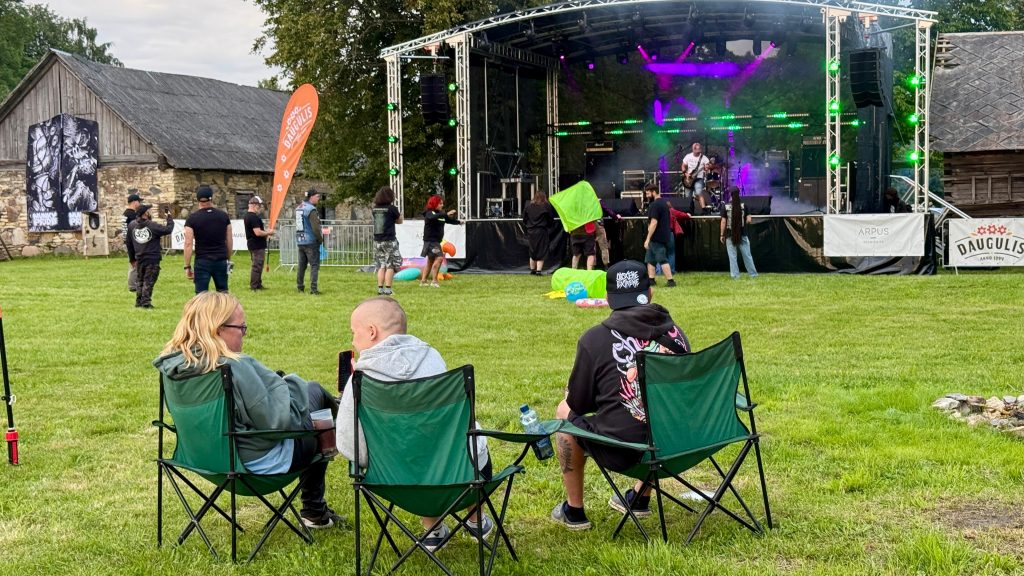 Apmeklētāji atpūšas un klausās koncertu festivālā "Munky Pride".