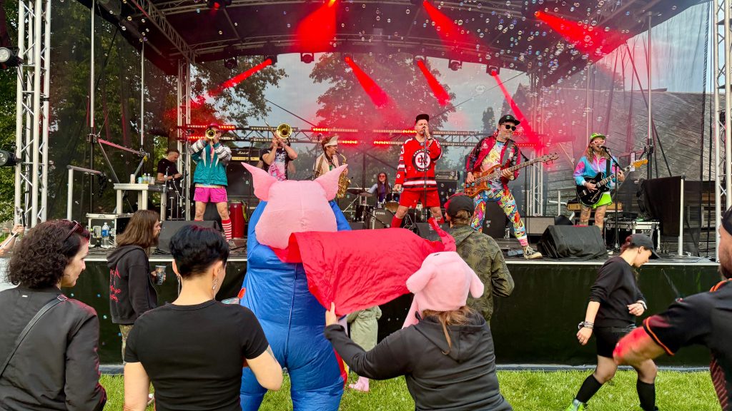 Grupa uzstājas festivāla "Munky Pride" galvenajā skatuvē.