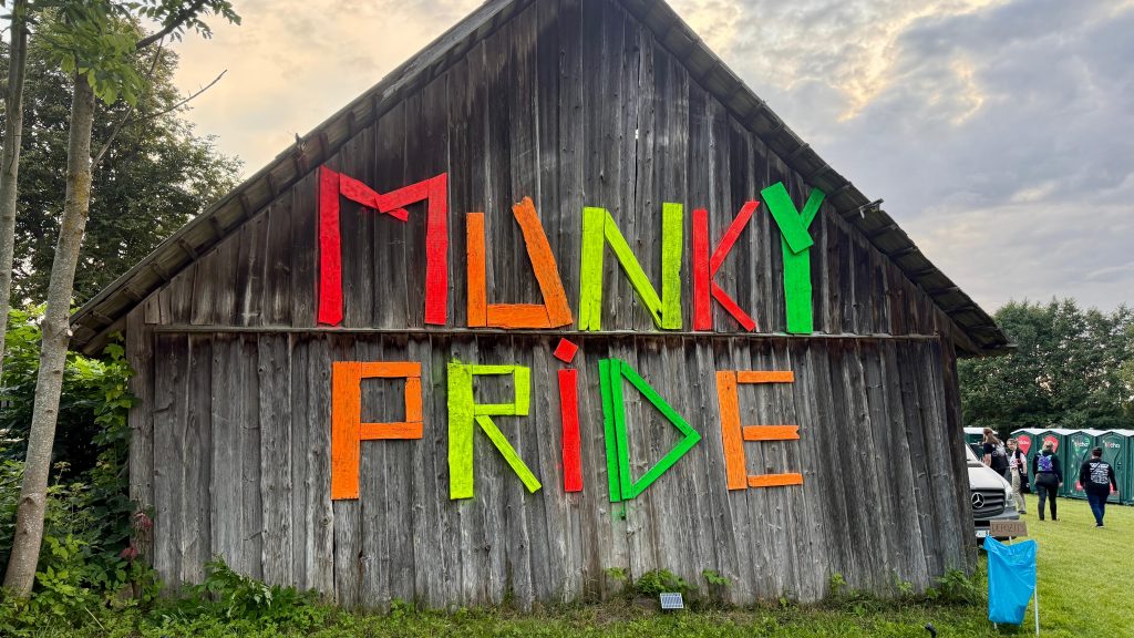 Uz koka ēkas izvietots festivāla "Munky Pride" nosaukums košās krāsās.