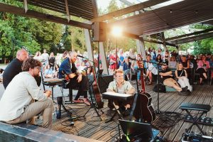 Grupas “The Sound Poets” akustiskais stāstu vakars Valmiermuižā ar mūziķiem un klausītājiem