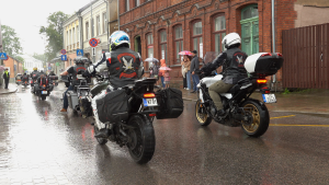Motobraucēji parādes braucienā lietainā laikā dodas pa Jēkabpils ielām.