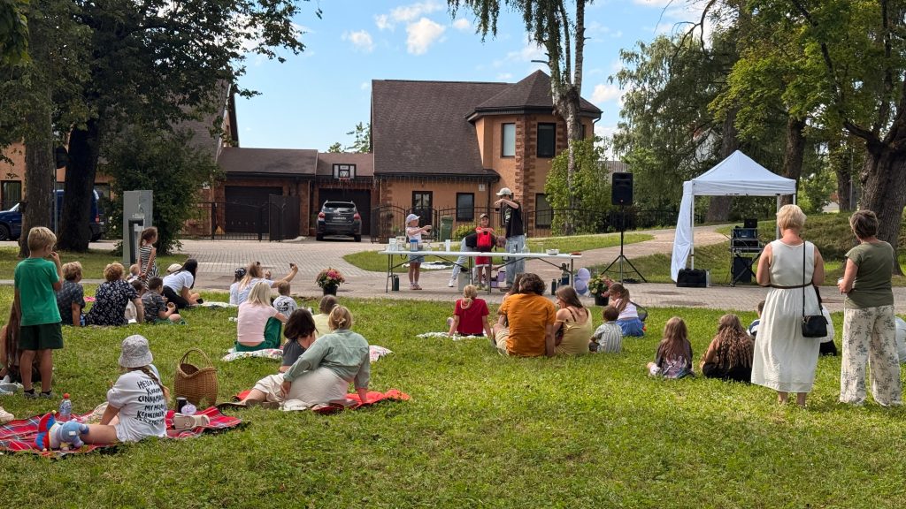 Eksperimentu demonstrējums Zinātnes piknikā Strūves parkā.