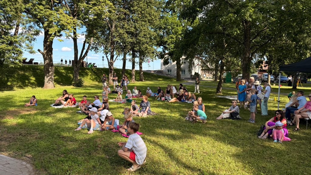Zinātnes piknika apmeklētāji Strūves parkā Jēkabpilī.