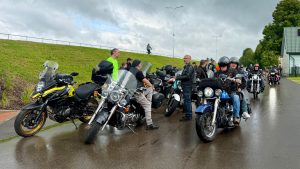 Motobraucēji pulcējas pirms parādes brauciena moto festivālā Jēkabpilī.