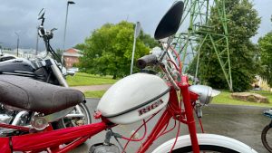 Vēsturisks mopēds "Rīga" lietainā laikā izstādīts moto festivālā Jēkabpilī.